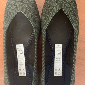 Rothy’s green snakeskin points (Retired!) size 6